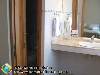 Foto Acceso al baño en suite de Monte Verde (San Martín de los Andes)