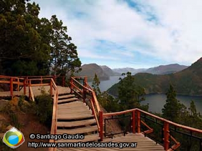Foto panorámica del pueblo y lago Lácar (Santiago Gaudio)